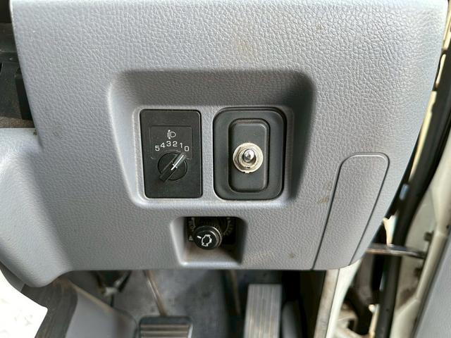 三菱ふそうキャンターガッツ平ボディ|中古トラックの販売・買取・査定のアイナビ