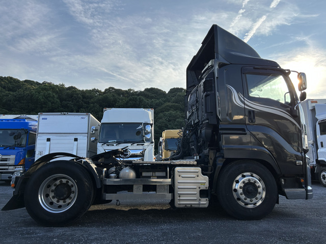 【第五輪荷重11.5t】いすゞギガ/メッキパーツ/ブラック|中古トラックの販売・買取・査定のアイナビ