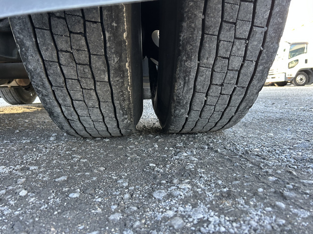 【第五輪荷重11.5t】いすゞギガ/メッキパーツ/ブラック|中古トラックの販売・買取・査定のアイナビ