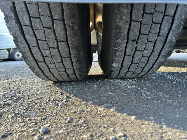 【第五輪荷重11.5t】いすゞギガ/メッキパーツ/ブラック|中古トラックの販売・買取・査定のアイナビ