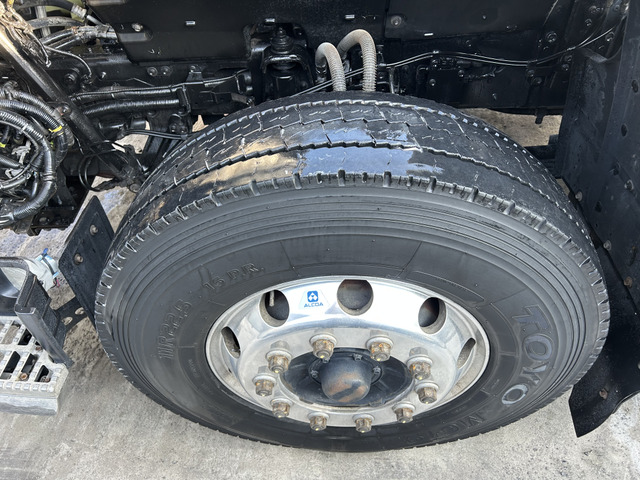 【第五輪荷重11.5t】いすゞギガ/メッキパーツ/ブラック|中古トラックの販売・買取・査定のアイナビ