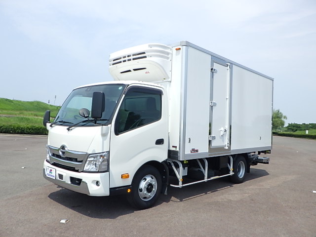 日野 令和6年式 冷凍バン 格納ゲート付き|中古トラックの販売・買取・査定のアイナビ