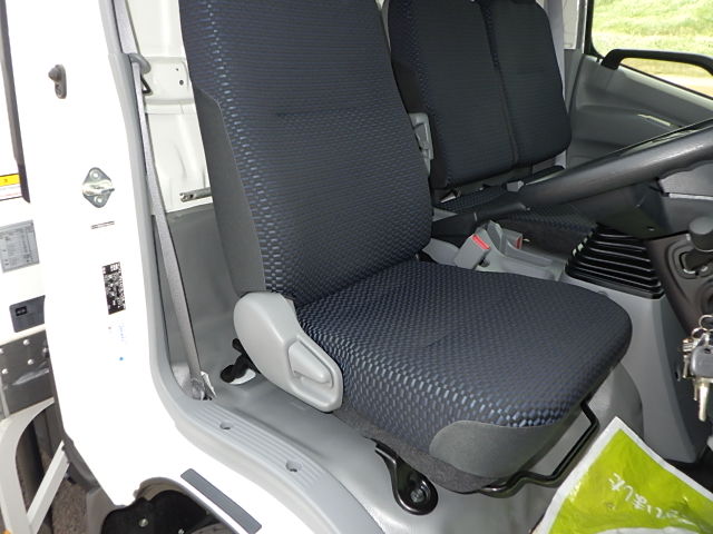 日野 令和6年式 冷凍バン 格納ゲート付き|中古トラックの販売・買取・査定のアイナビ