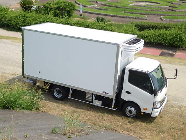 日野 令和6年式 冷凍バン 格納ゲート付き|中古トラックの販売・買取・査定のアイナビ