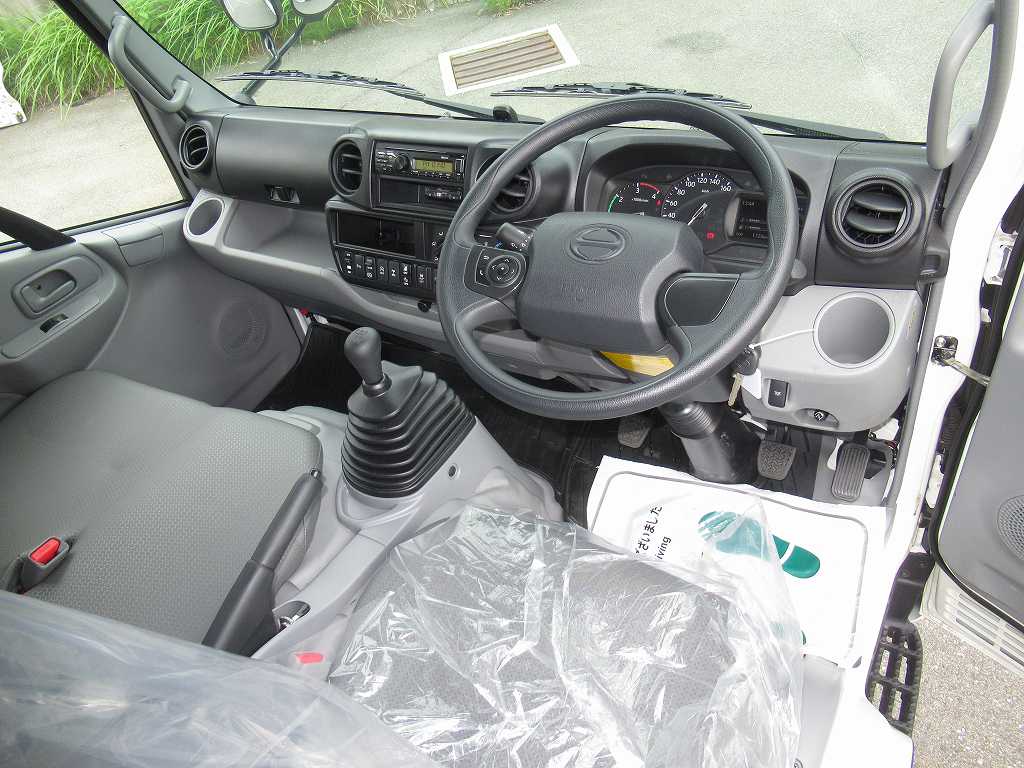 走行少ない 新明和 4WD 3.75KLローリ 2室 タンク書類あり|中古トラックの販売・買取・査定のアイナビ