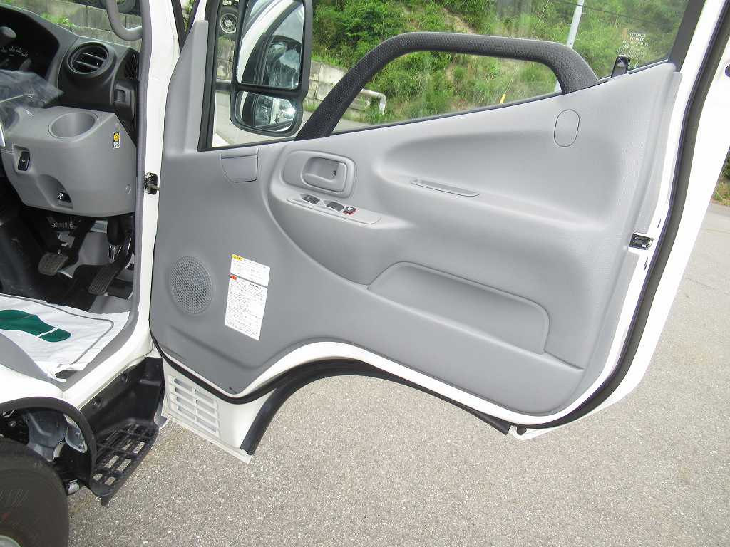 走行少ない 新明和 4WD 3.75KLローリ 2室 タンク書類あり|中古トラックの販売・買取・査定のアイナビ