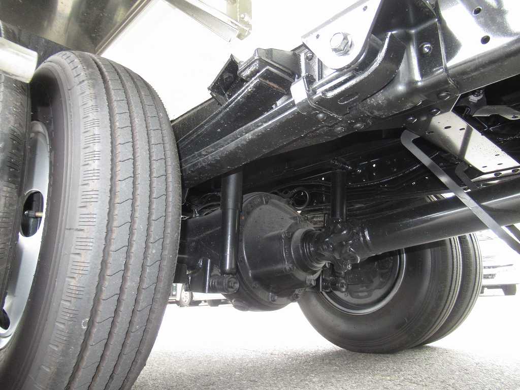 走行少ない 新明和 4WD 3.75KLローリ 2室 タンク書類あり|中古トラックの販売・買取・査定のアイナビ