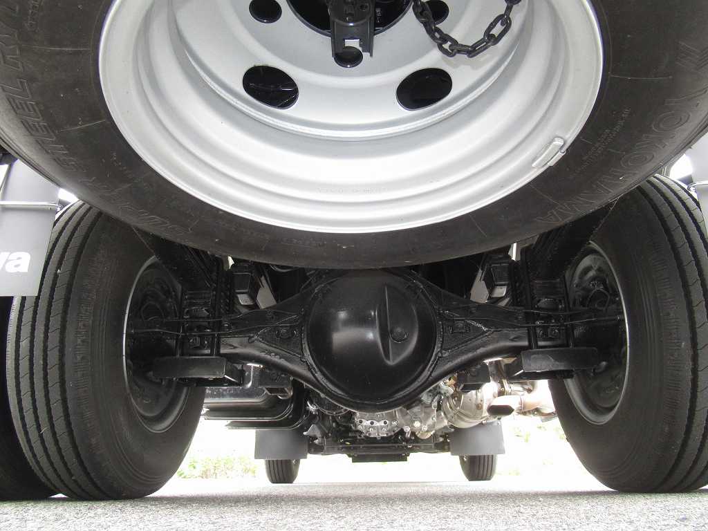 走行少ない 新明和 4WD 3.75KLローリ 2室 タンク書類あり|中古トラックの販売・買取・査定のアイナビ