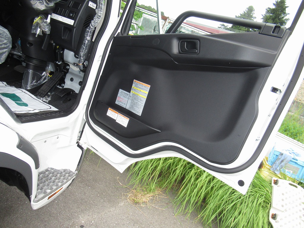 ファイター 240PS 6200 ワイド エアサス 6速 パブコ 未使用|中古トラックの販売・買取・査定のアイナビ