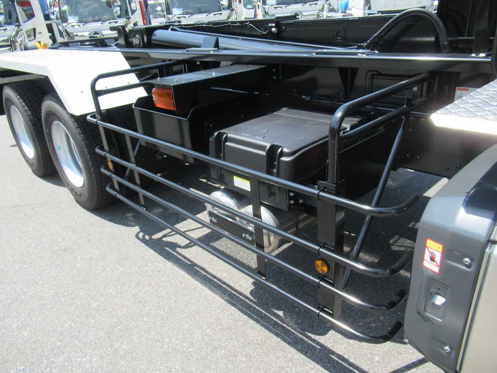 新明和 22t アームロール ハイルーフ AT車 積載10600㎏|中古トラックの販売・買取・査定のアイナビ