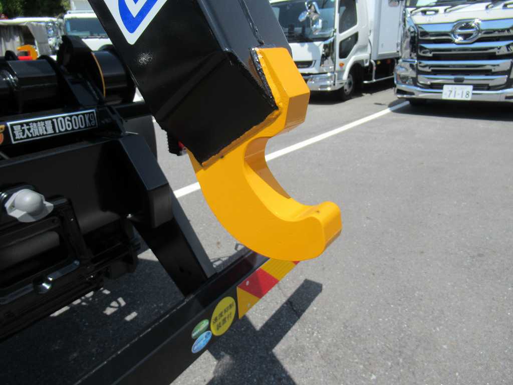 新明和 22t アームロール ハイルーフ AT車 積載10600㎏|中古トラックの販売・買取・査定のアイナビ