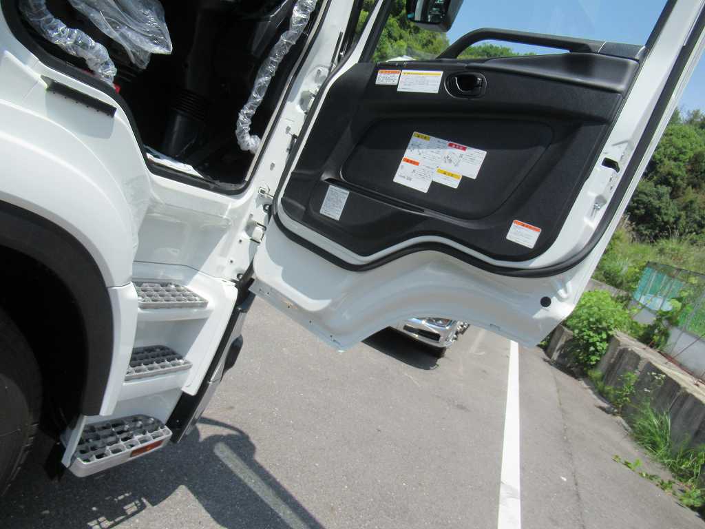 新明和 22t アームロール ハイルーフ AT車 積載10600㎏|中古トラックの販売・買取・査定のアイナビ