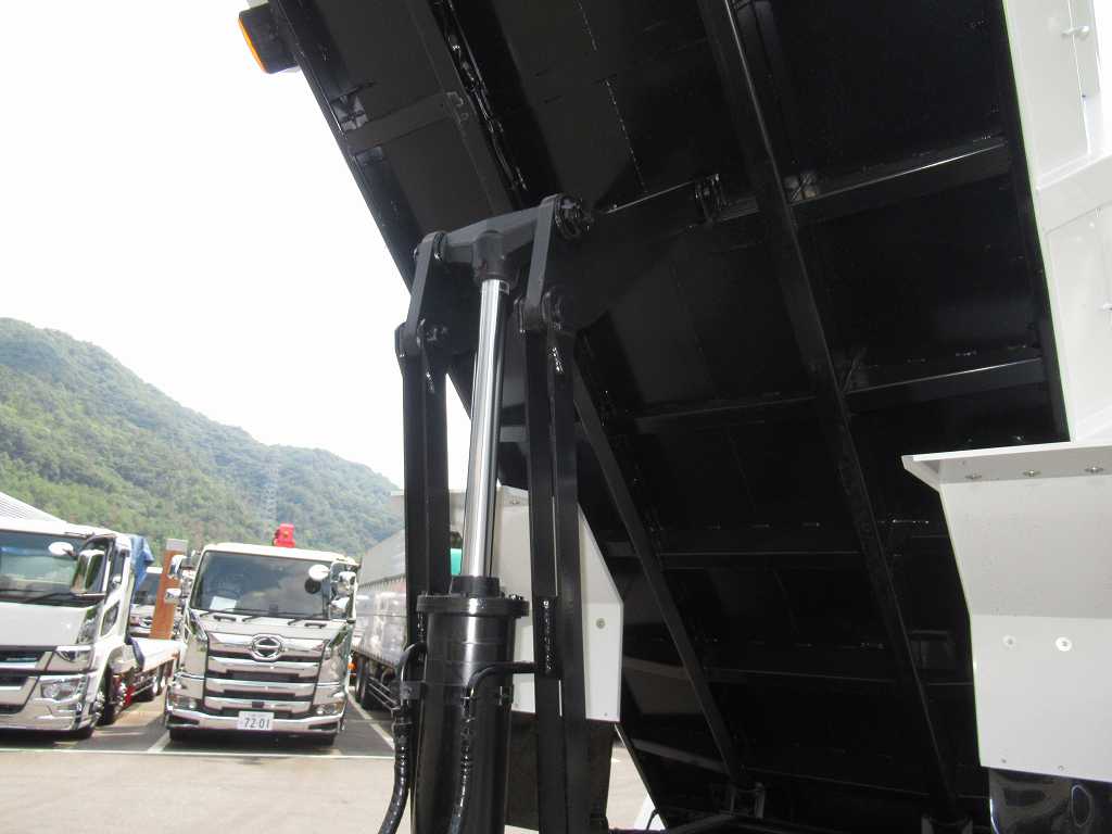 増t 新明和 深ダンプ 14立米 Rドア片開き 240PS 6速|中古トラックの販売・買取・査定のアイナビ