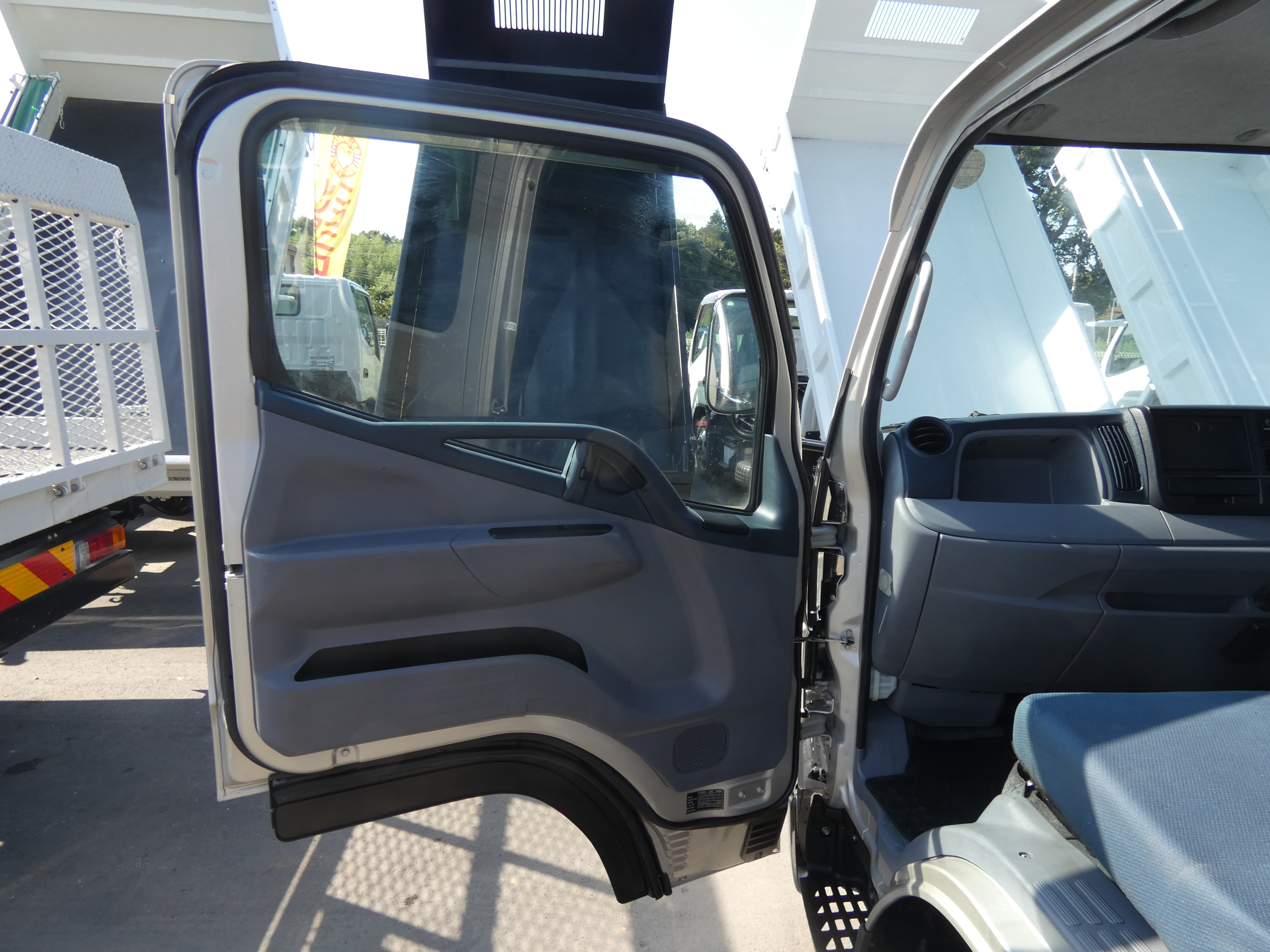 キャンター　Wキャブ　250826|中古トラックの販売・買取・査定のアイナビ