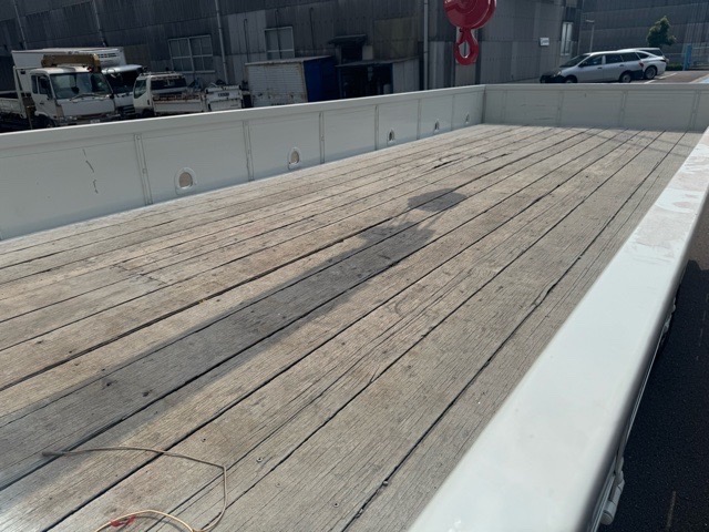 H18フォワード 2.9t3段クレーンラジコンフックイン|中古トラックの販売・買取・査定のアイナビ