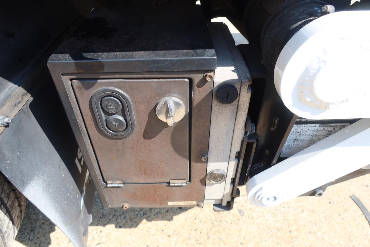 10尺平ボディー スイングゲート付き 積載2000kg|中古トラックの販売・買取・査定のアイナビ