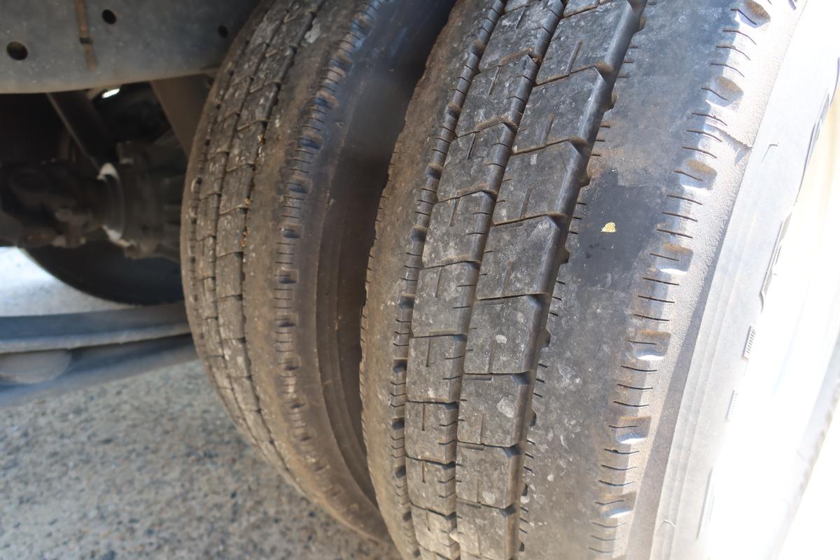 10尺平ボディー スイングゲート付き 積載2000kg|中古トラックの販売・買取・査定のアイナビ