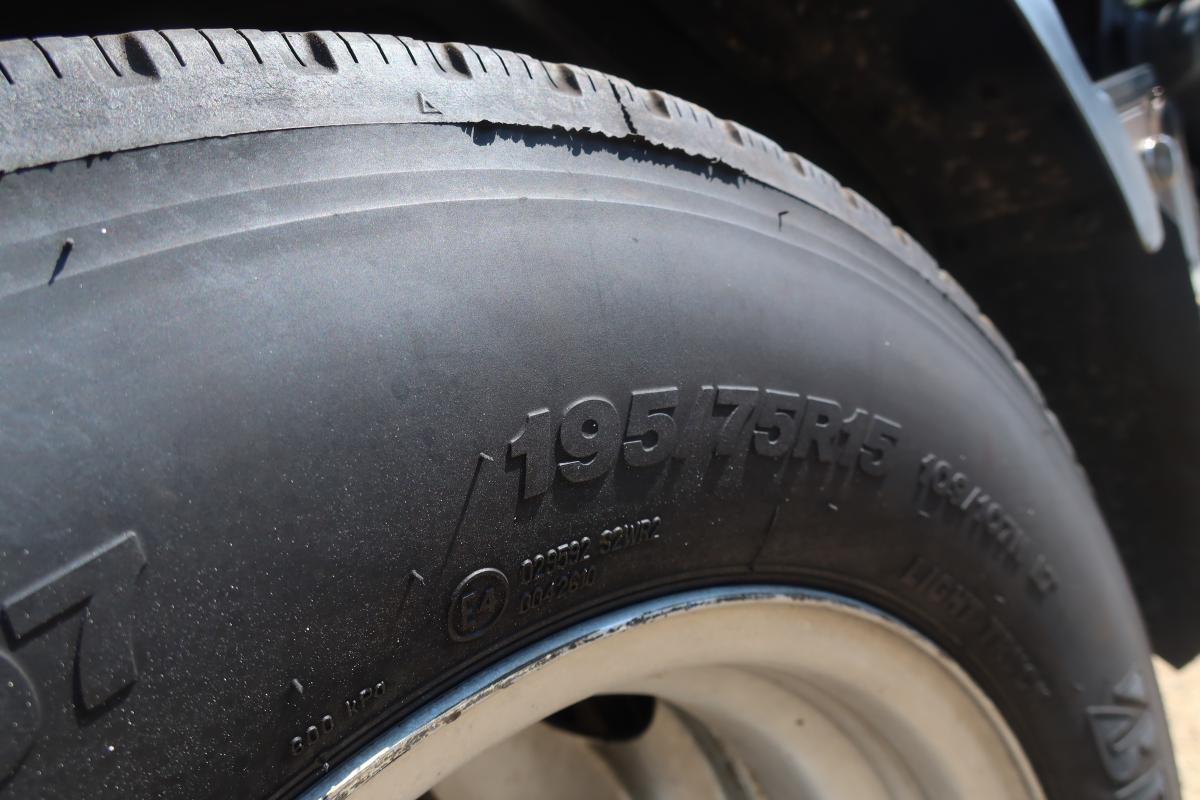 10尺平ボディー スイングゲート付き 積載2000kg|中古トラックの販売・買取・査定のアイナビ