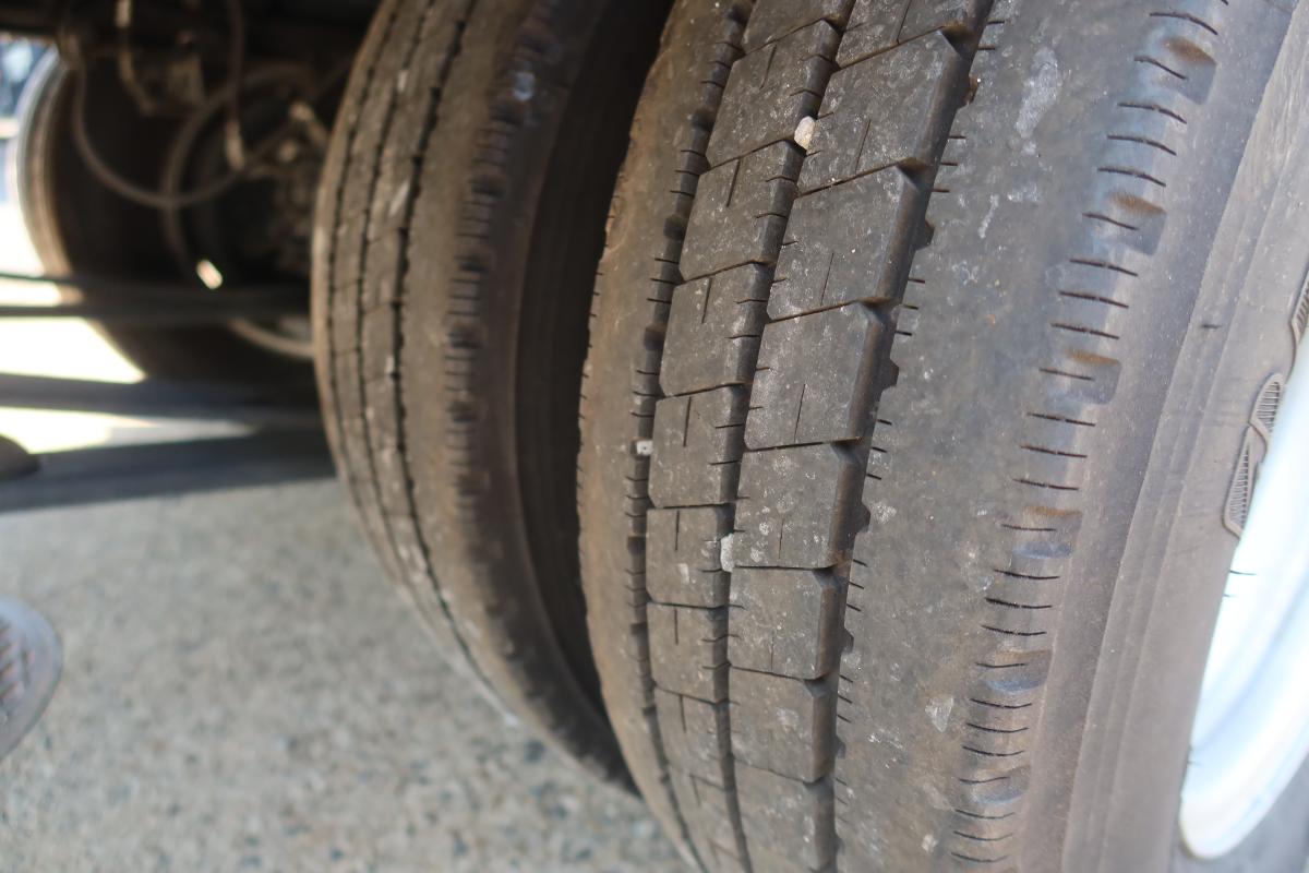 10尺平ボディー スイングゲート付き 積載2000kg|中古トラックの販売・買取・査定のアイナビ