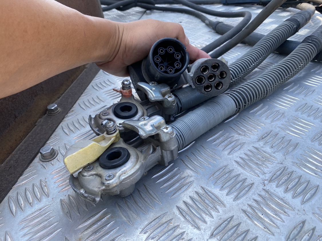 H26年式、スーパーグレート2軸カプラトラクタ、車検付|中古トラックの販売・買取・査定のアイナビ