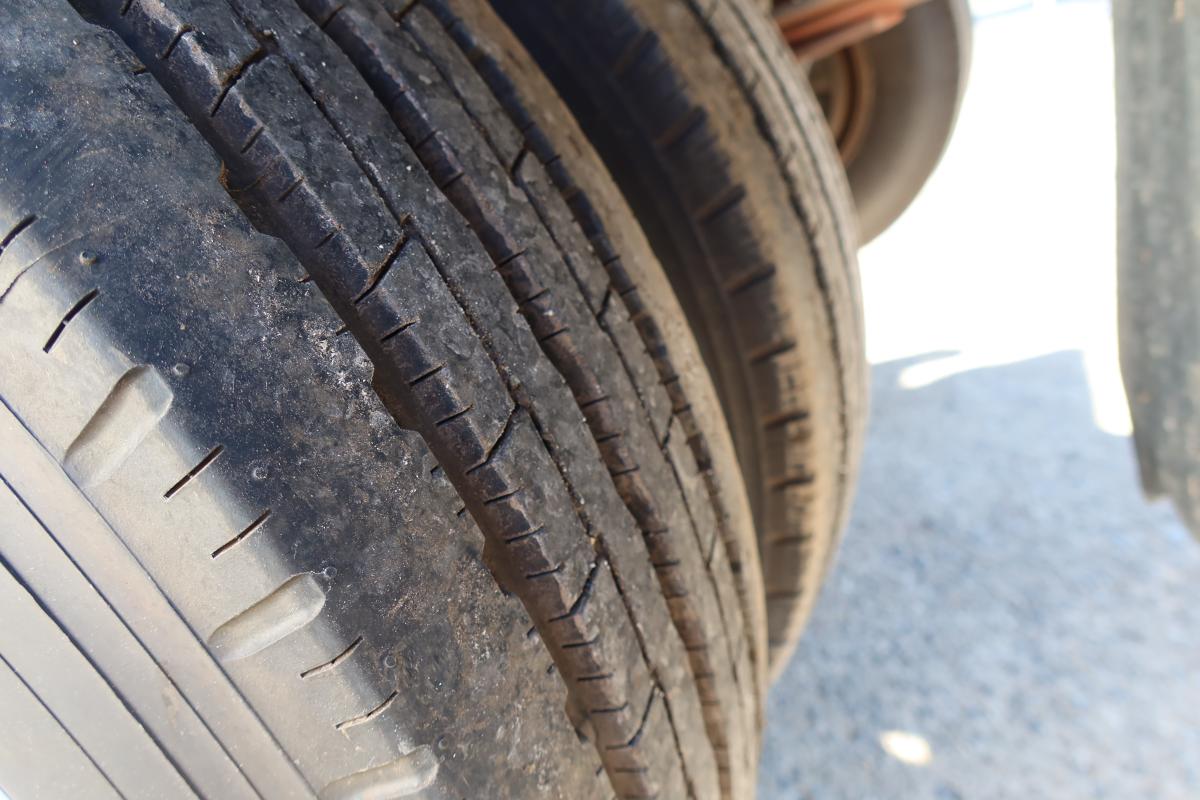 ワイドロング平ボディー 積載4600kg 床鉄板張り 車検付き|中古トラックの販売・買取・査定のアイナビ