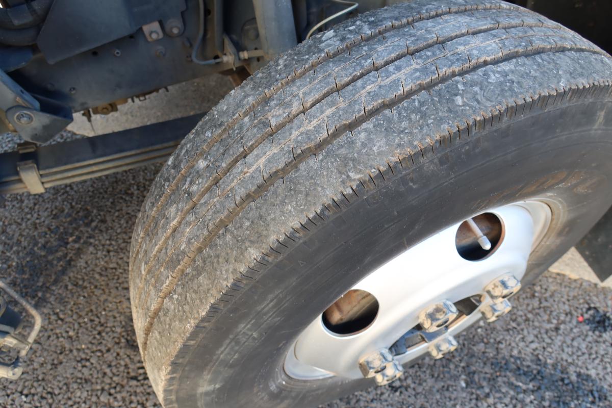 ワイドロング平ボディー 積載4600kg 床鉄板張り 車検付き|中古トラックの販売・買取・査定のアイナビ