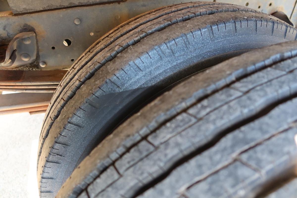 ワイドロング平ボディー 積載4600kg 床鉄板張り 車検付き|中古トラックの販売・買取・査定のアイナビ