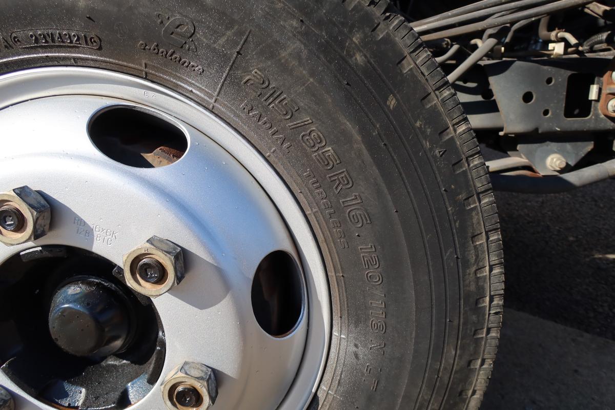 ワイドロング平ボディー 積載4600kg 床鉄板張り 車検付き|中古トラックの販売・買取・査定のアイナビ