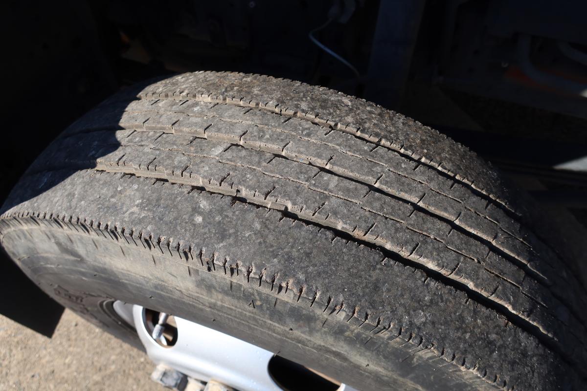 ワイドロング平ボディー 積載4600kg 床鉄板張り 車検付き|中古トラックの販売・買取・査定のアイナビ