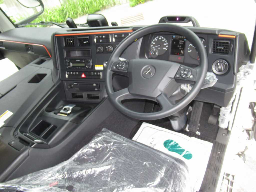 新明和 22t アームロール ハイルーフ AT 最大積載10600㎏|中古トラックの販売・買取・査定のアイナビ