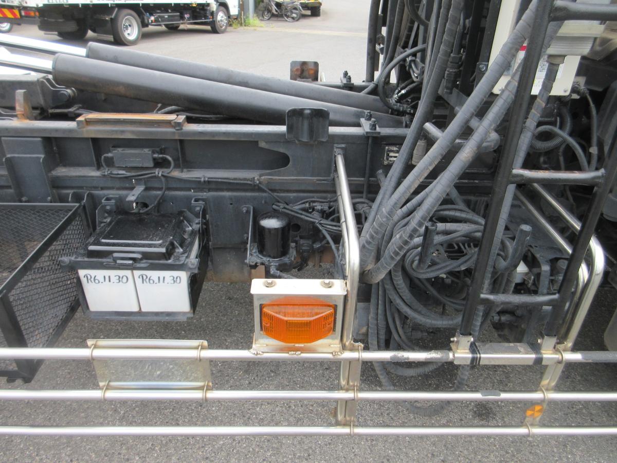 新明和 アームロール プレスコンテナ 増トン 車検付 !!|中古トラックの販売・買取・査定のアイナビ