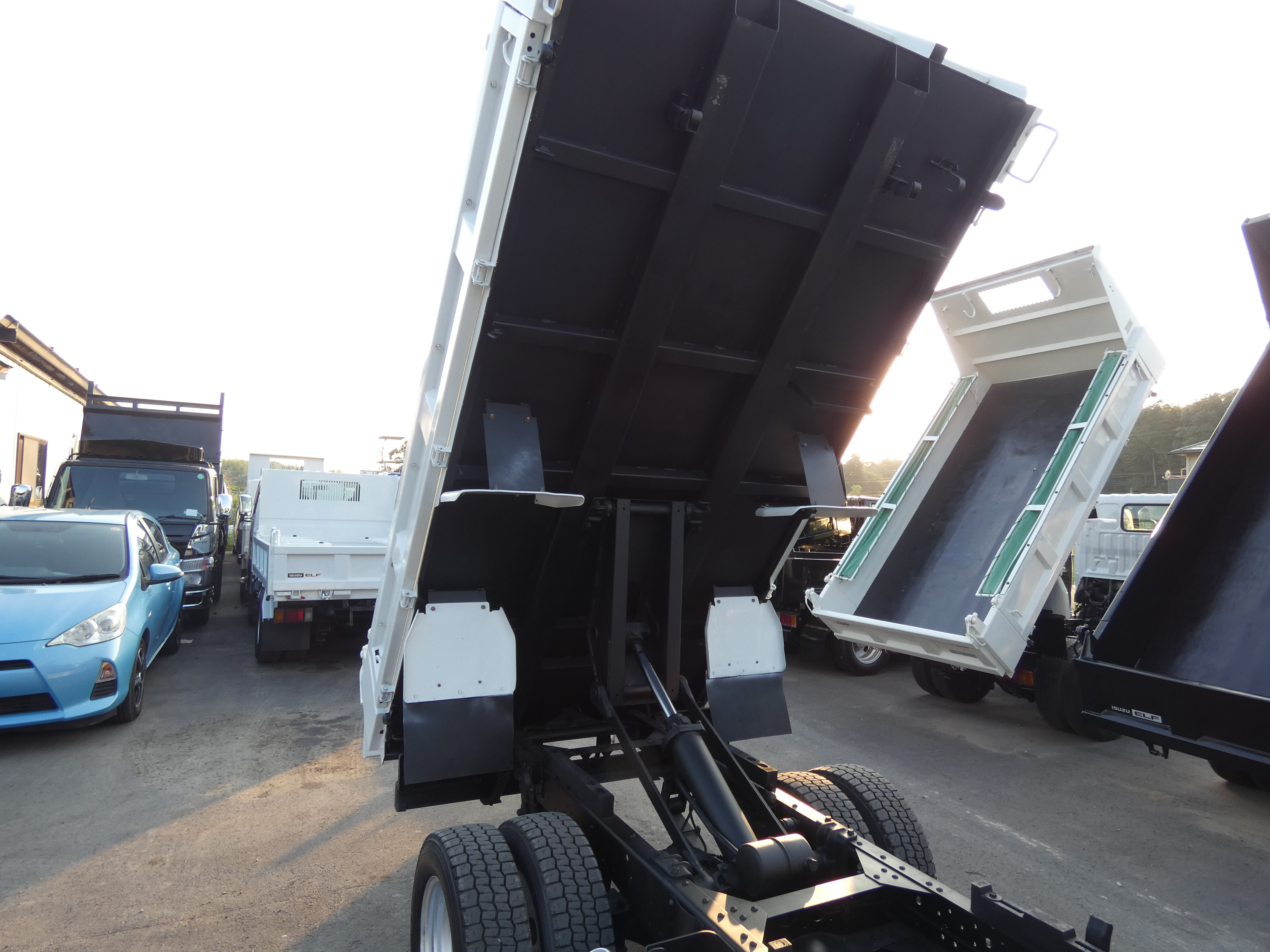 エルフ　2トン　ダンプ　コボレーン付き　250908|中古トラックの販売・買取・査定のアイナビ