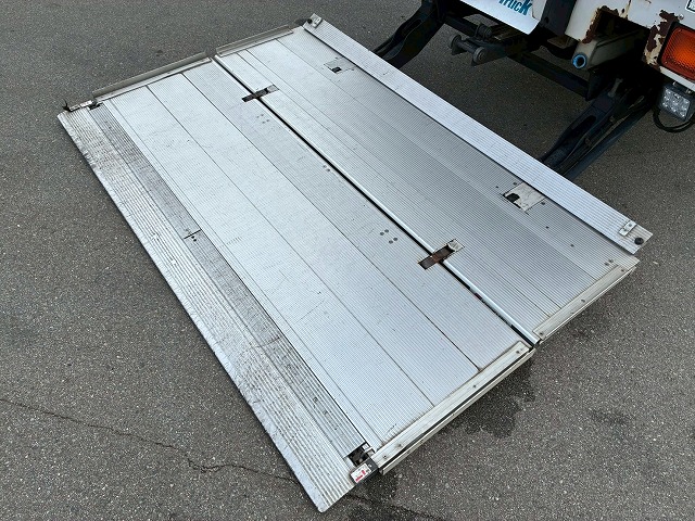 8×44軸低床2デフ後輪エアサス日本トレクスエスコット|中古トラックの販売・買取・査定のアイナビ