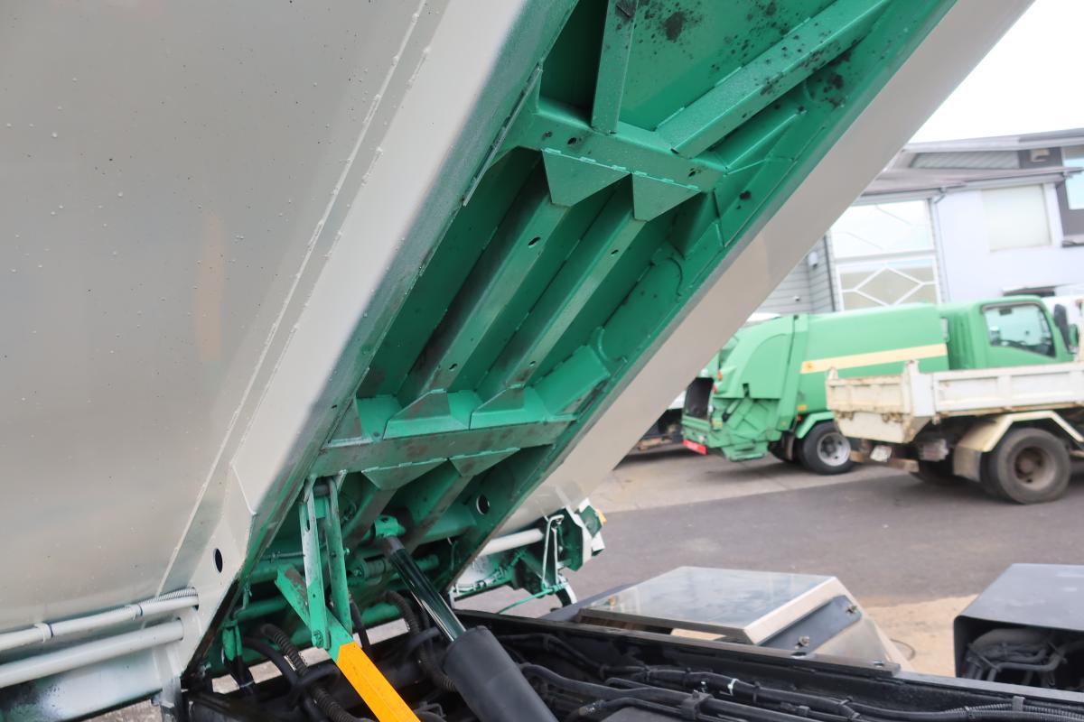 ワイド幅 巻き込みパッカー車 新明和製7.3立米 積載2550kg|中古トラックの販売・買取・査定のアイナビ