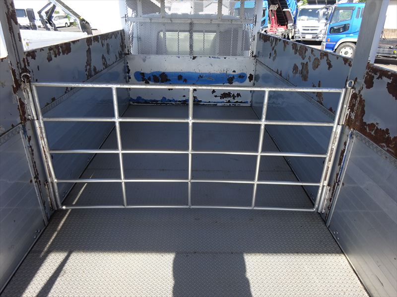 家畜運搬車豚仕様6.2m|中古トラックの販売・買取・査定のアイナビ