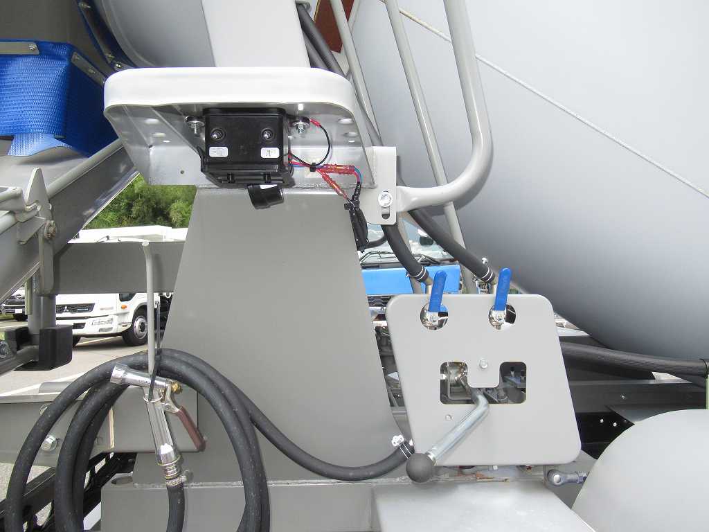 カヤバ ドラム容量3.0立米 最大混合容量1.5立米 MR1520|中古トラックの販売・買取・査定のアイナビ