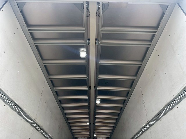 ハイルーフ8×4後輪エアサス日本トレクス390馬力|中古トラックの販売・買取・査定のアイナビ