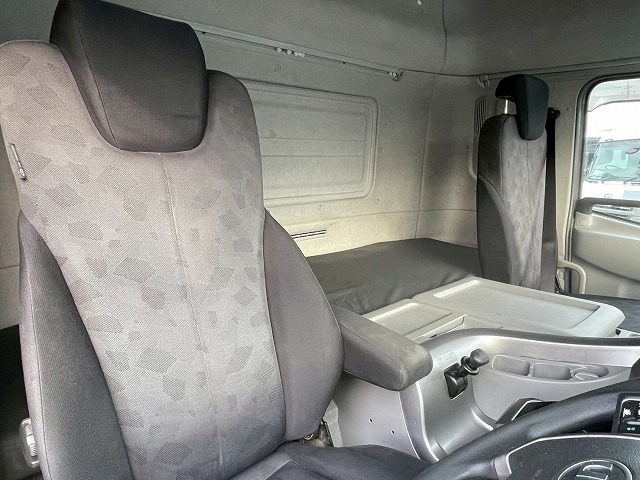 ハイルーフ8×4後輪エアサス日本トレクス390馬力|中古トラックの販売・買取・査定のアイナビ