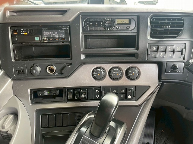 ハイルーフ8×4後輪エアサス日本トレクス390馬力|中古トラックの販売・買取・査定のアイナビ