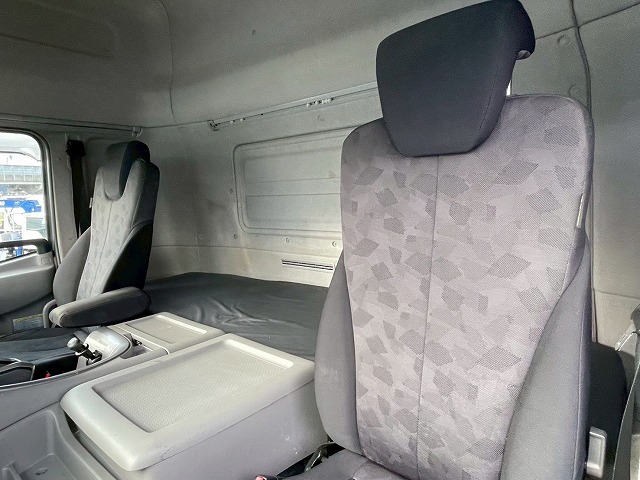 ハイルーフ8×4後輪エアサス日本トレクス390馬力|中古トラックの販売・買取・査定のアイナビ