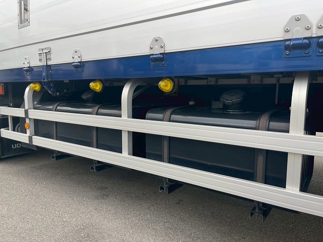 ハイルーフ8×4後輪エアサス日本トレクス390馬力|中古トラックの販売・買取・査定のアイナビ