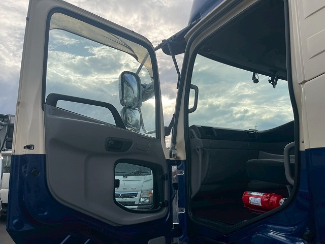 ハイルーフ8×4後輪エアサス日本トレクス390馬力|中古トラックの販売・買取・査定のアイナビ