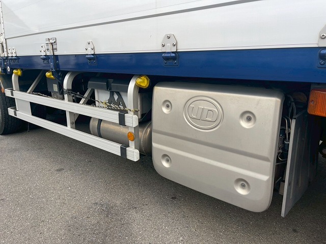 ハイルーフ8×4後輪エアサス日本トレクス390馬力|中古トラックの販売・買取・査定のアイナビ