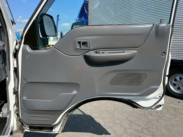 パートタイム4WD★リアシングルタイヤ★新型普通免許★5速MT|中古トラックの販売・買取・査定のアイナビ