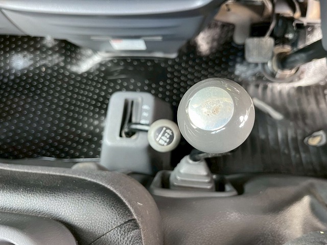 パートタイム4WD★リアシングルタイヤ★新型普通免許★5速MT|中古トラックの販売・買取・査定のアイナビ