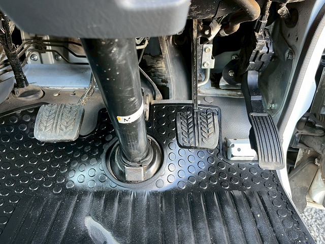 パートタイム4WD★リアシングルタイヤ★新型普通免許★5速MT|中古トラックの販売・買取・査定のアイナビ