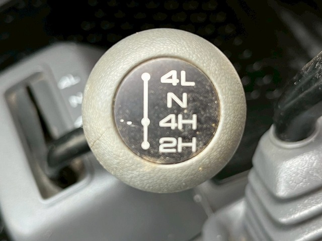 パートタイム4WD★リアシングルタイヤ★新型普通免許★5速MT|中古トラックの販売・買取・査定のアイナビ