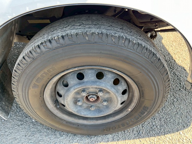 パートタイム4WD★リアシングルタイヤ★新型普通免許★5速MT|中古トラックの販売・買取・査定のアイナビ