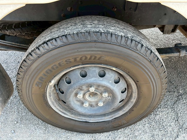 パートタイム4WD★リアシングルタイヤ★新型普通免許★5速MT|中古トラックの販売・買取・査定のアイナビ