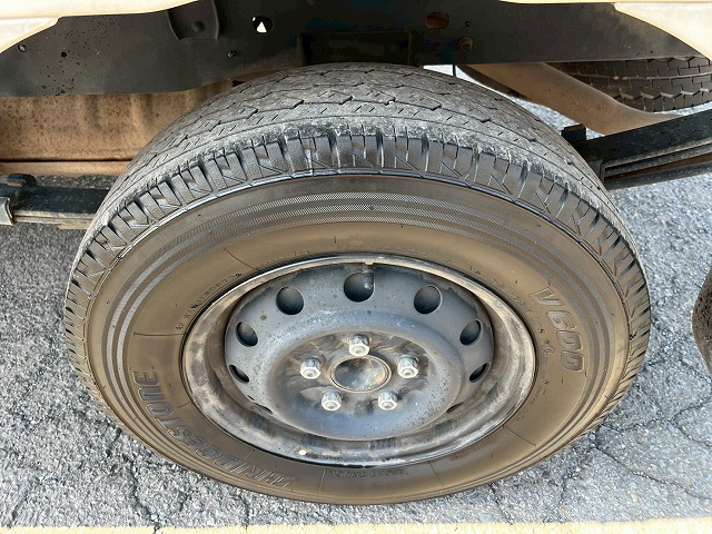 パートタイム4WD★リアシングルタイヤ★新型普通免許★5速MT|中古トラックの販売・買取・査定のアイナビ